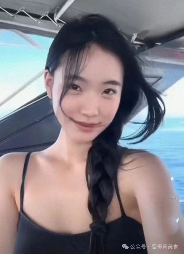 小S陪家人度假,晒泳装照,靠老公怀里撒娇,网友的评论扎心了!