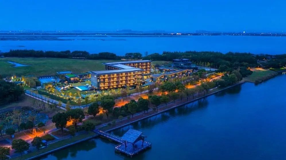 网红度假酒店 |【苏州阳澄半岛英迪格】270°环幕湖景!¥1599抢两晚庭院房,享下午茶+烟花燃放!重元寺祈福秒¥899套餐
