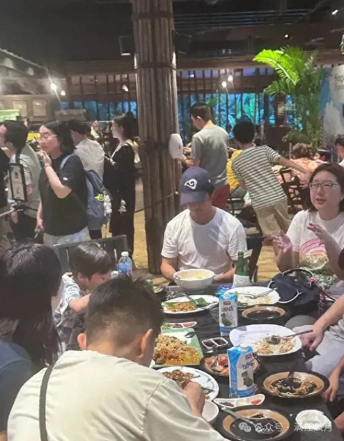 《吴京新加坡度假遭热议,网友疯狂猜测背后真相,真相令人咋舌!》