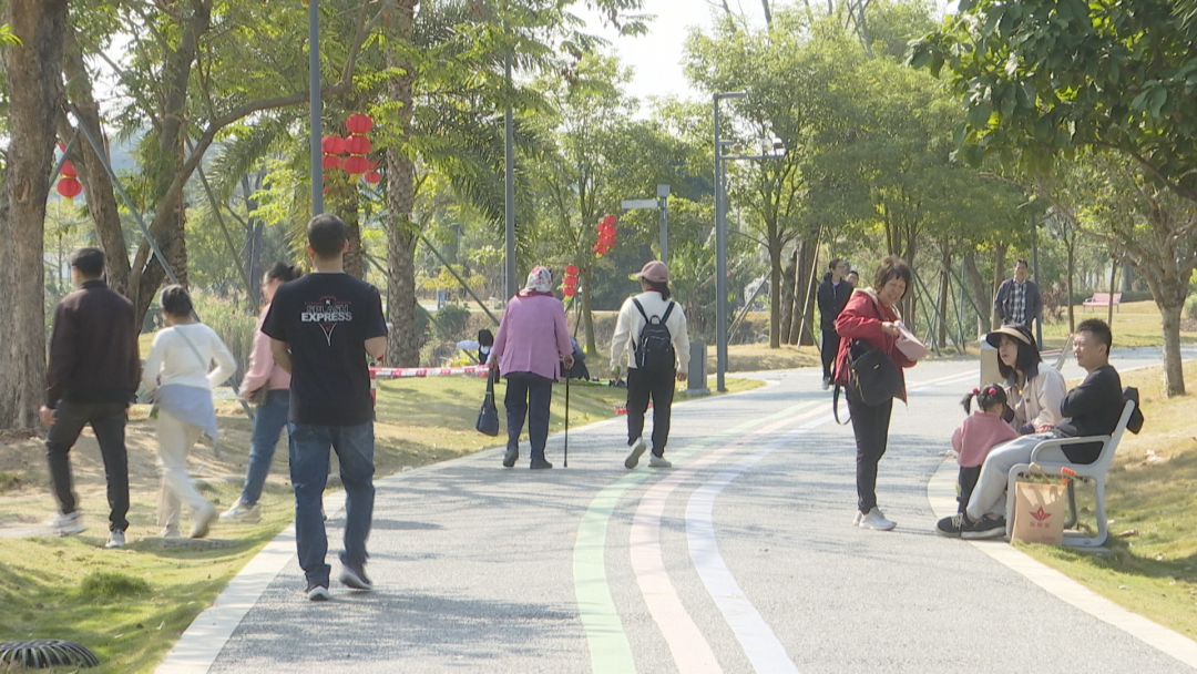 市民游客周边游,欣赏“家门口”风景