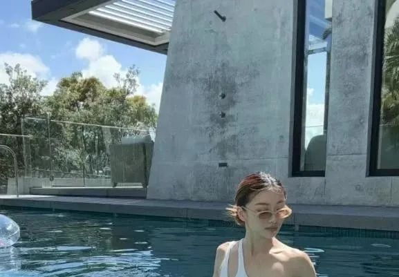 程晓玥悉尼度假,与女儿泳池嬉戏超有爱!