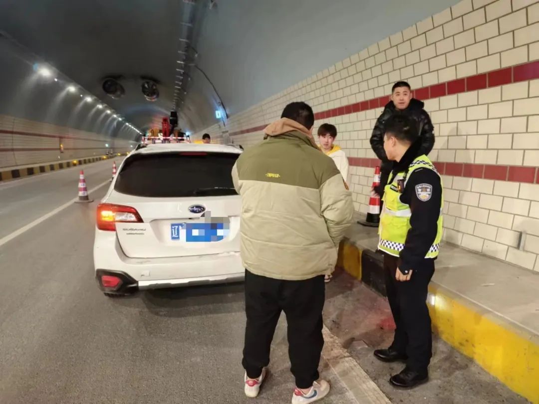 自驾游车辆抛锚高速隧道,民警迅速处置助力旅途丨平安春运 交警同行