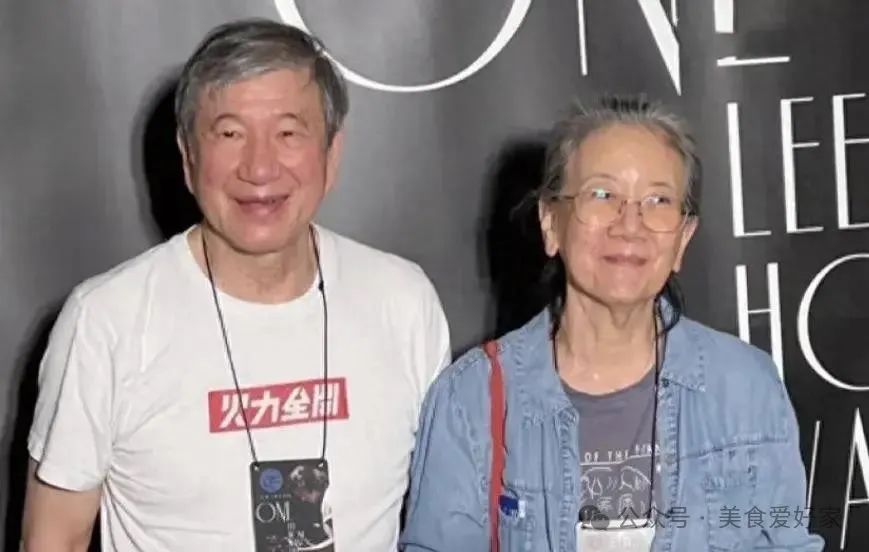 王力宏带父母三亚度假!母亲疑穿儿子旧衣服,吃简单早餐好低调