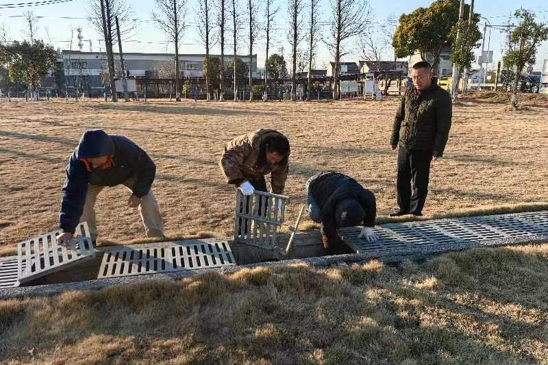 【基层动态】及时修复雨水篦子 保障市民游玩安全