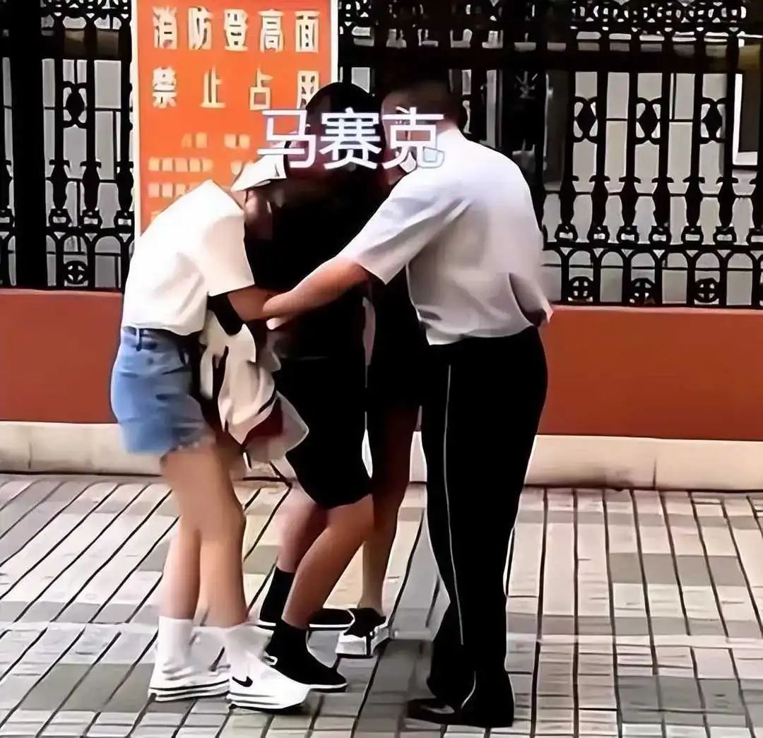 女子酒店出轨,原配现场抓奸揪头发:我用过的你也不嫌膈应