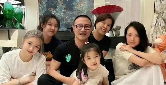 章子怡春节假期依然继续,从日本度假归来约闺蜜逛街,助理帮撑伞
