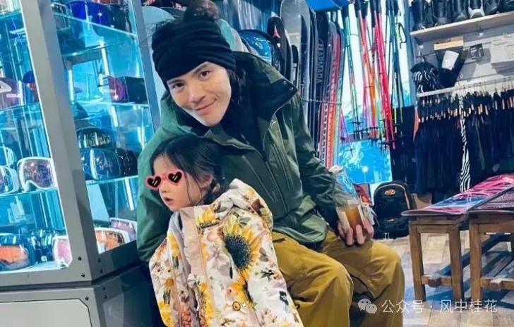 郭碧婷与向佐晒一家人出游,俩儿女全露脸,高颜值都像妈妈郭碧婷