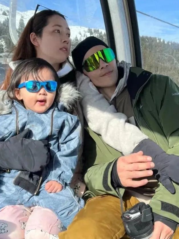 向佐郭碧婷全家出游,向华强陪孙子孙女一脸开心,75岁不显老