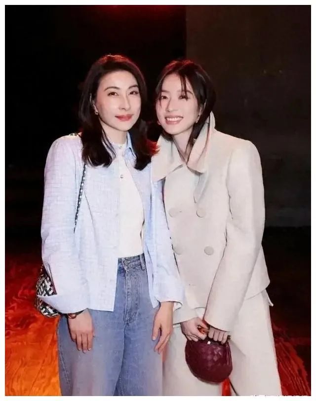 郭晶晶晒米兰游玩照!戴墨镜凹造型画风大变,一字马动作超抢镜