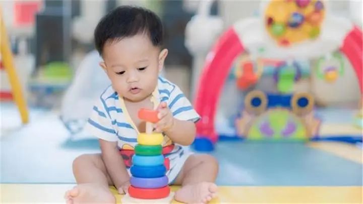 一家人出门游玩,袖珍丈夫却被误当成“孩子”,路人反应让人尴尬