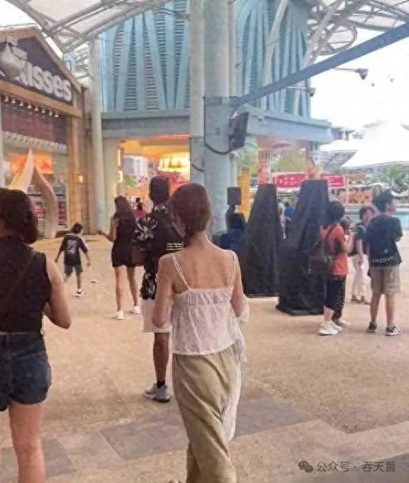 金晨新加坡环球游玩被偶遇 穿吊带身姿高挑休闲随性