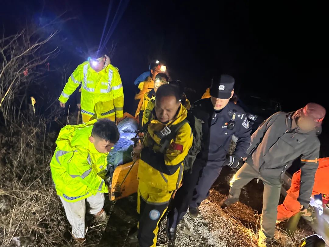 在大明山顶峰,江苏“驴友”跌落80米悬崖……这场救援太艰难