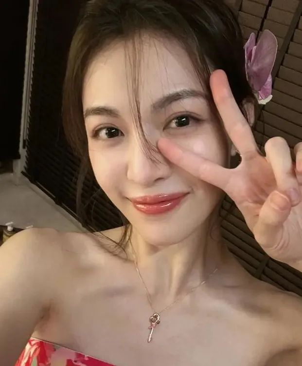 钟楚曦穿碎花抹胸裙度假 美背光滑雪白天鹅颈迷人