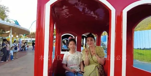黄奕和女儿开心出游,11岁铛铛颜值变化大,获赞高级脸