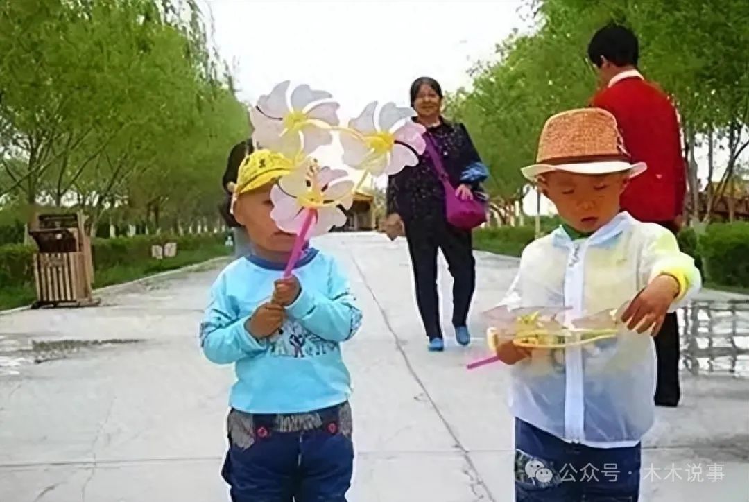 我妈住院没钱交费,岳父岳母竟还到处旅游,我怒提离婚让妻子后悔