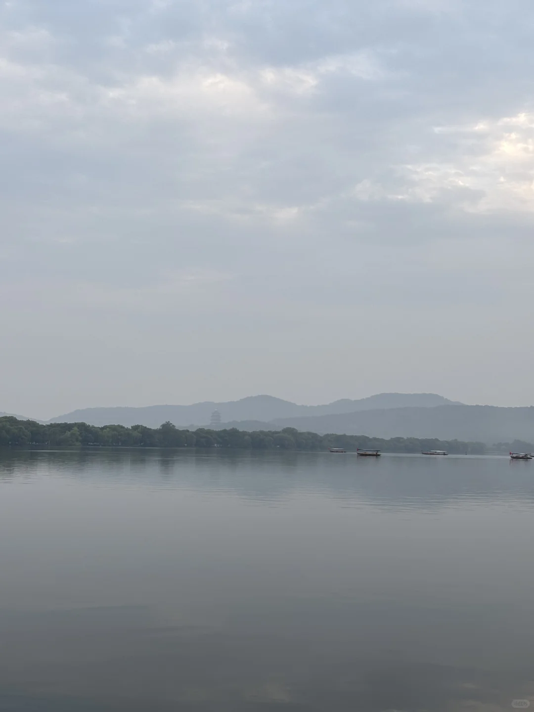 在西湖边溜达，自评6A级景区