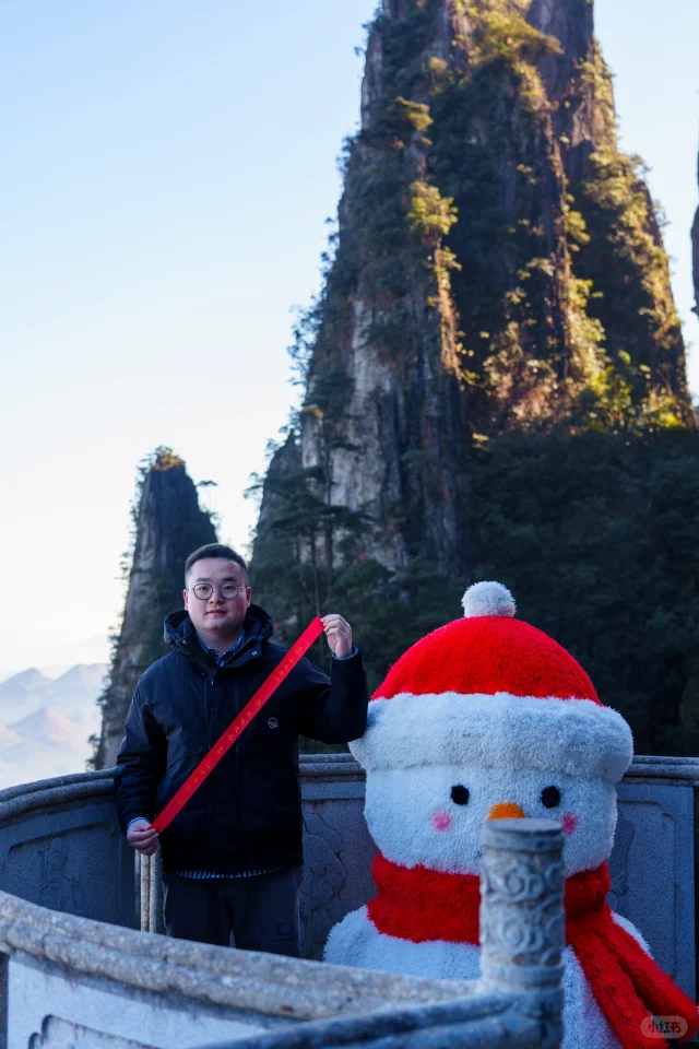 在山顶给大家拜年啦！