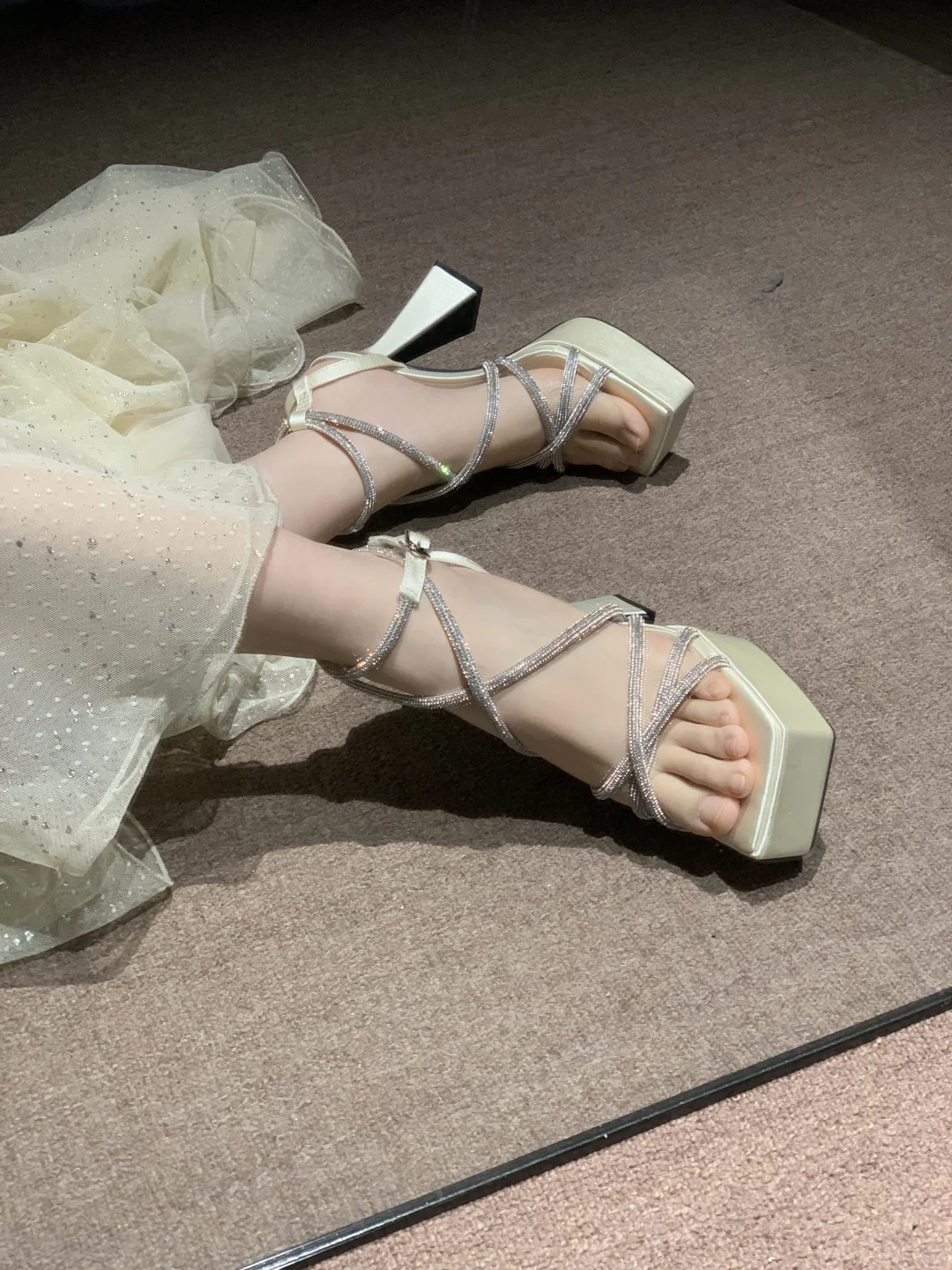 女人总是在不同年纪喜欢上闪闪的高跟鞋