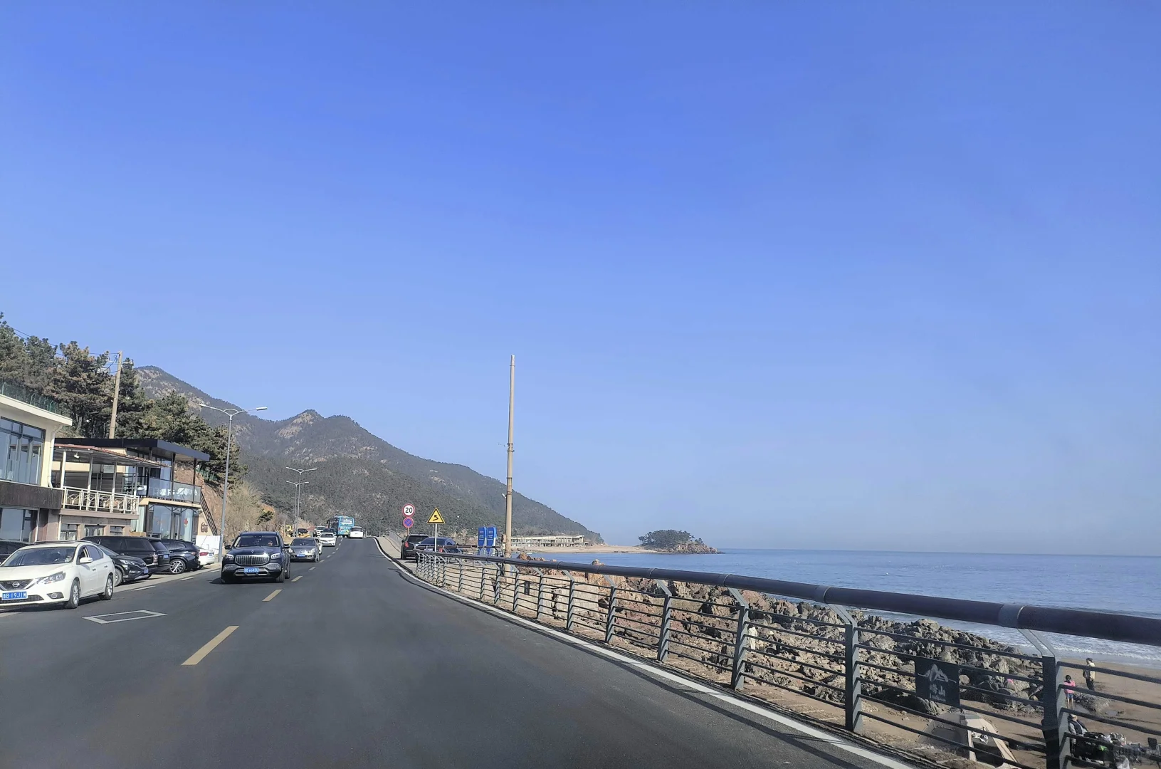 东麦窑村外面的景观路上