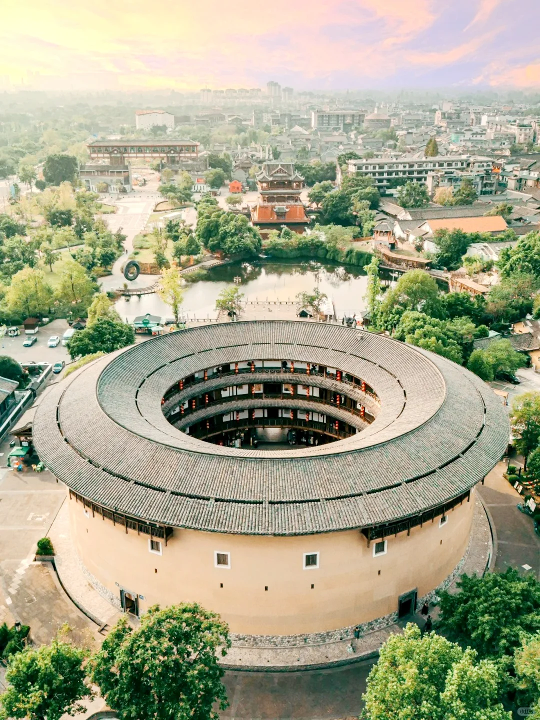 “椿去湫来,海棠花开”