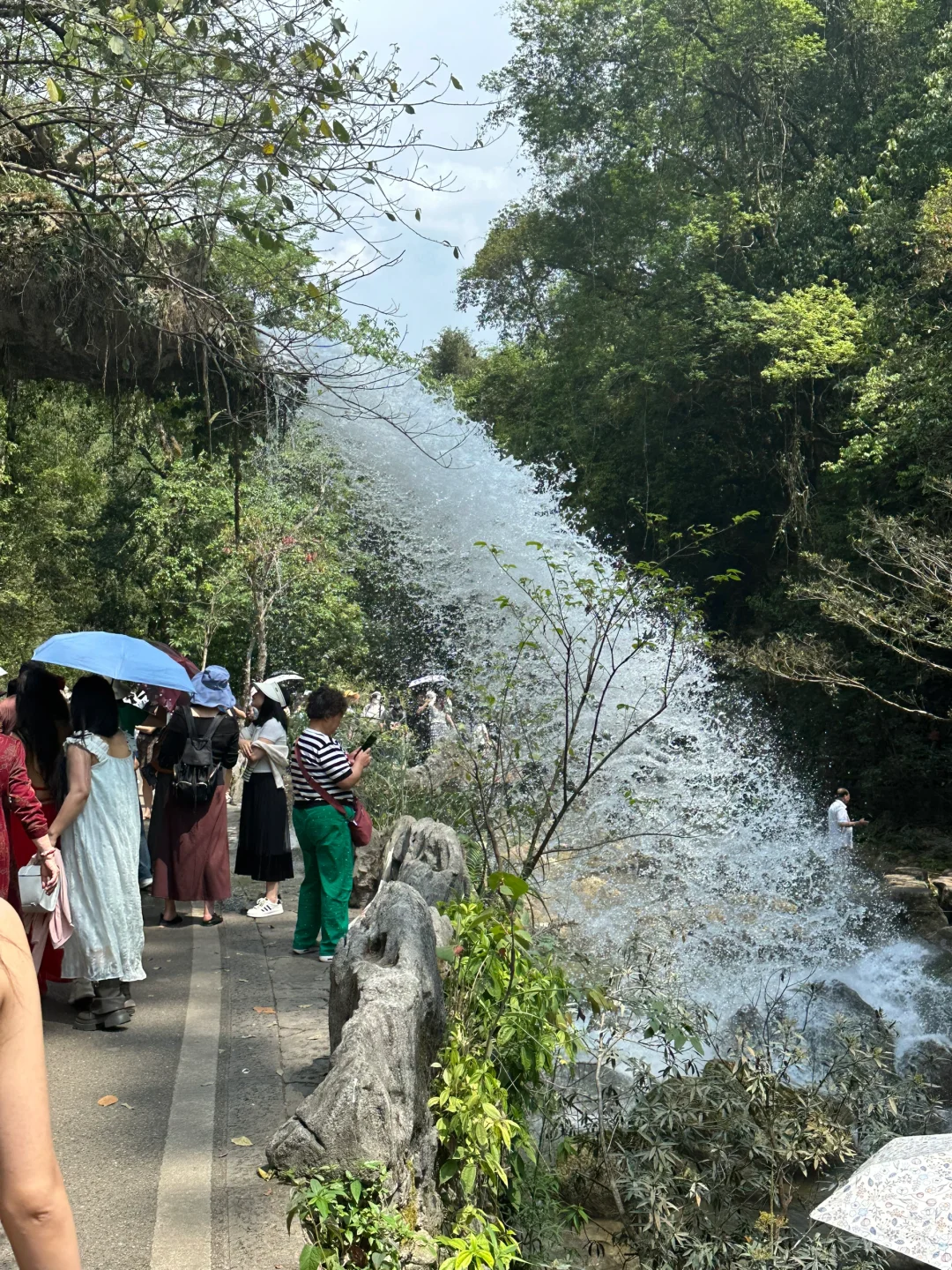 被绿水青山冲击的一天 哦不 是青蓝色的湖水