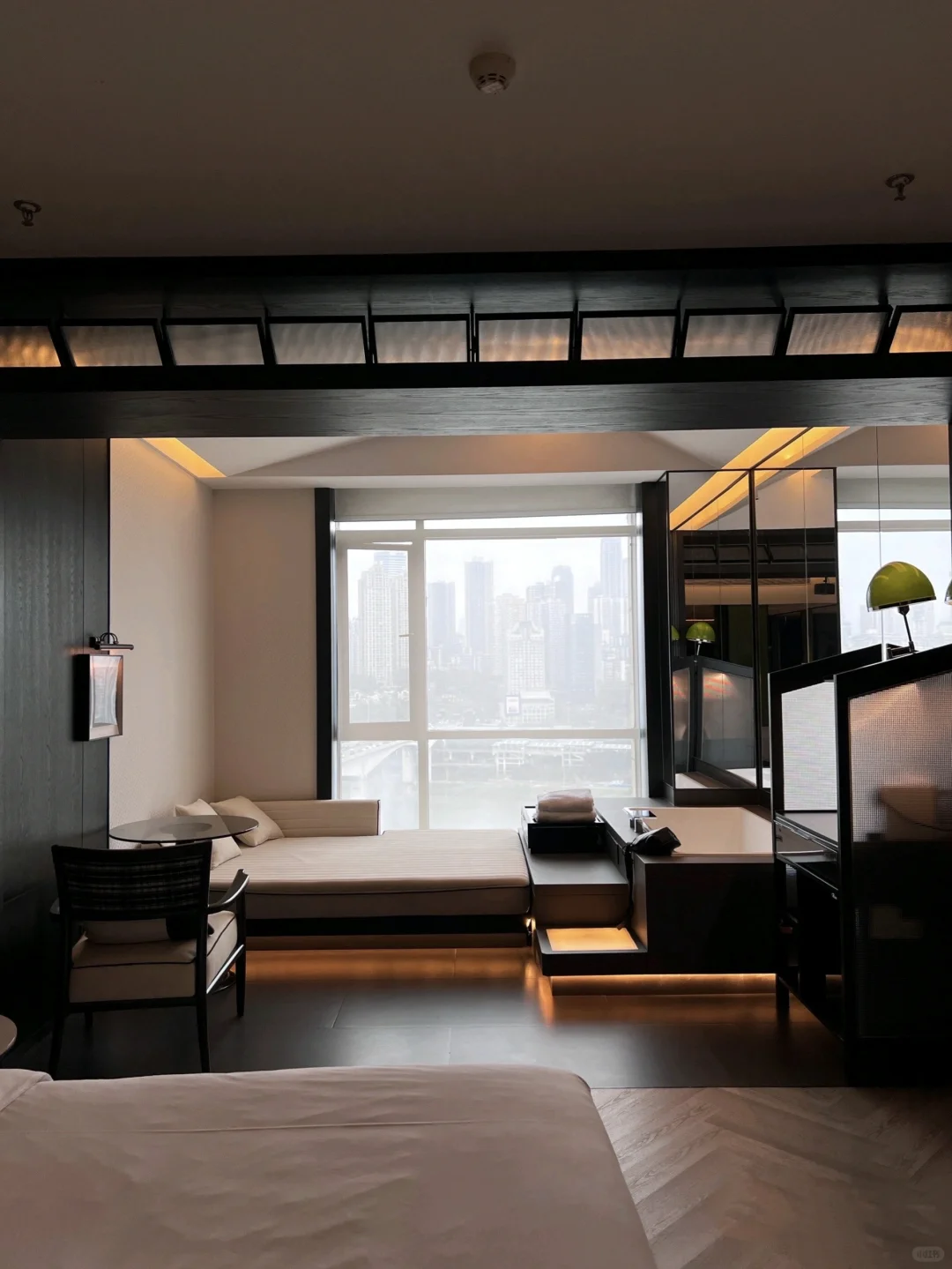 在重庆溜娃溜老公，住这家酒店比曼哈顿震撼