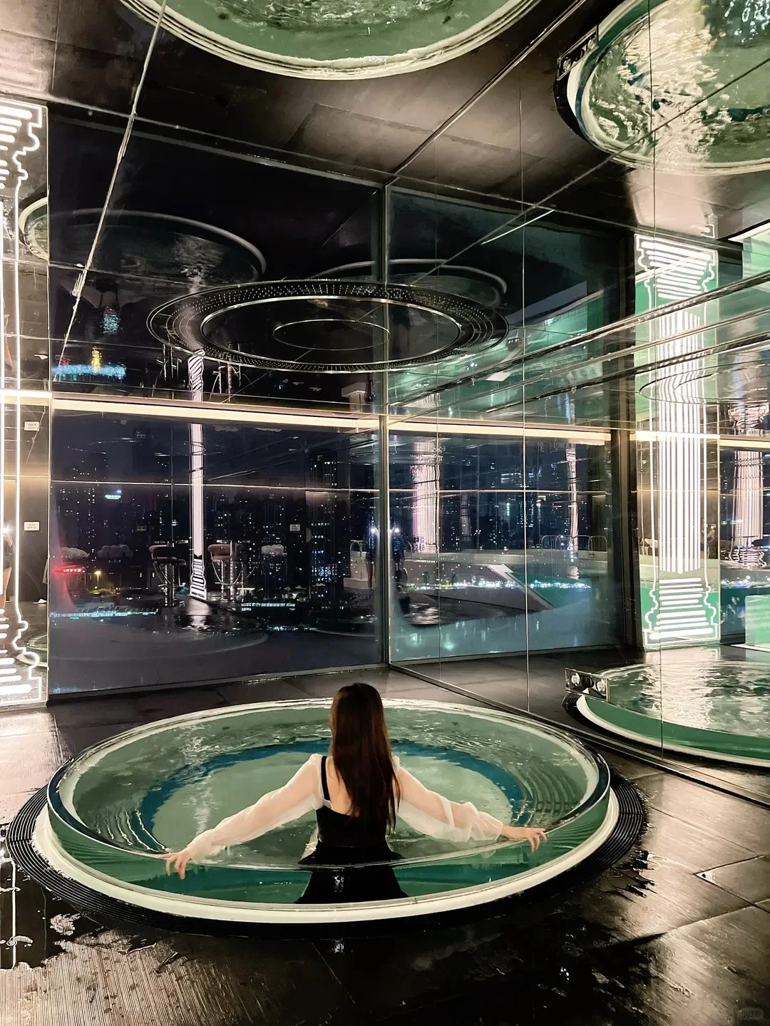 在重庆溜娃溜老公，住这家酒店比曼哈顿震撼