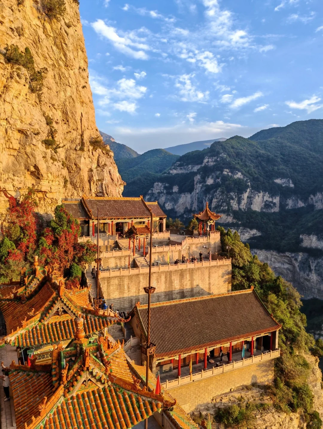 🌿 介休绵山：隐匿云雾中的仙境，你来过吗🌅
