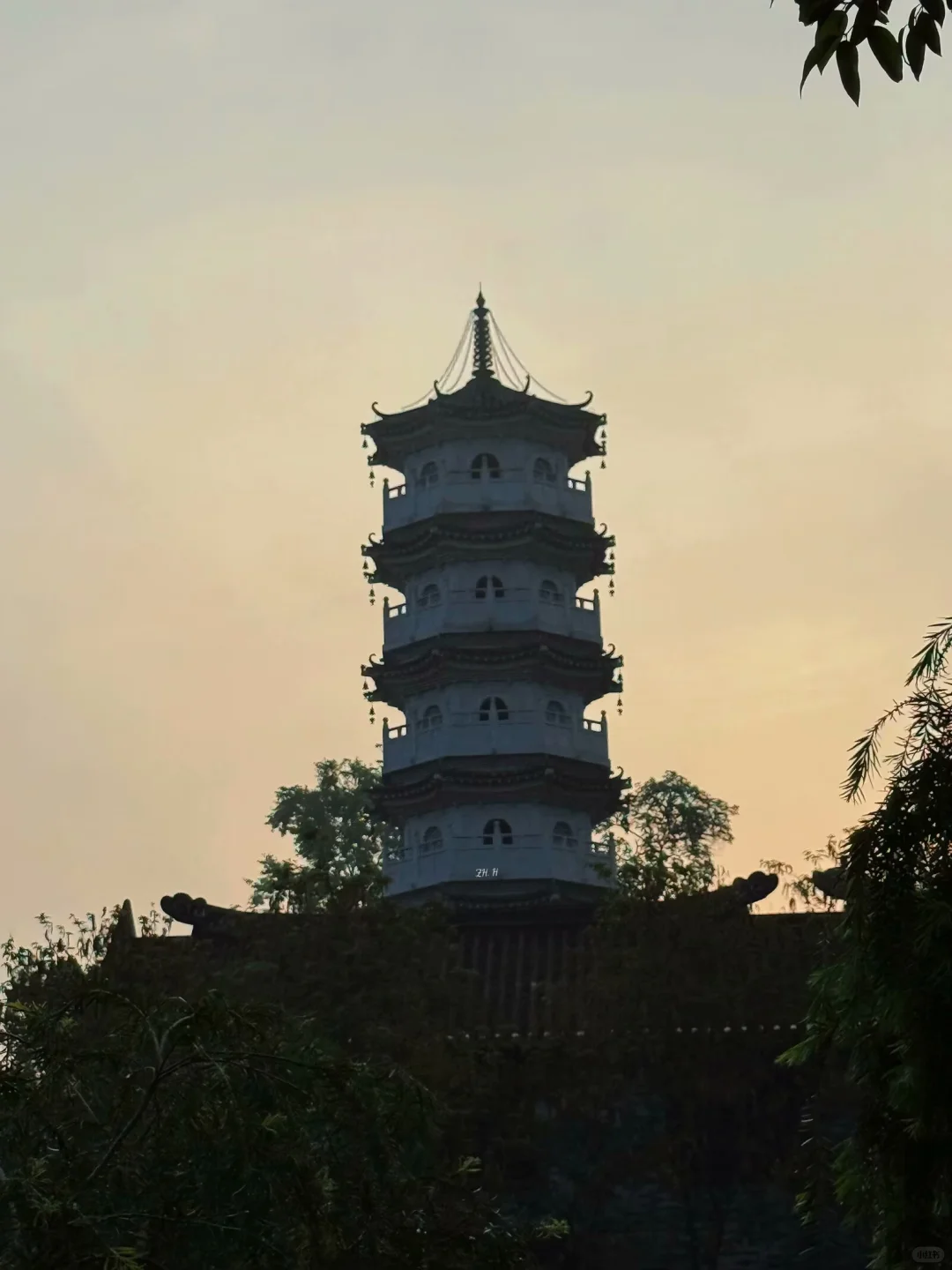 晚霞下的塔