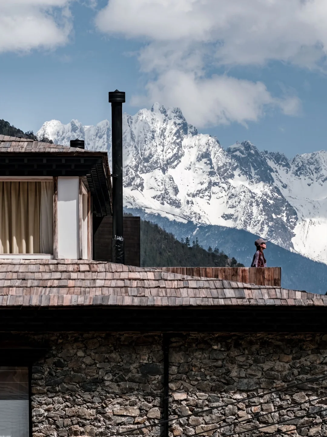 和老公住进雪山下的酒店，真的比瑞士还震撼