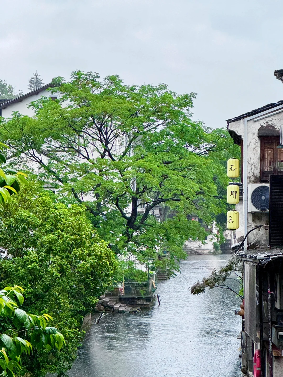 妈妈！原来诗里的烟雨江南长这样…🛶🌧️