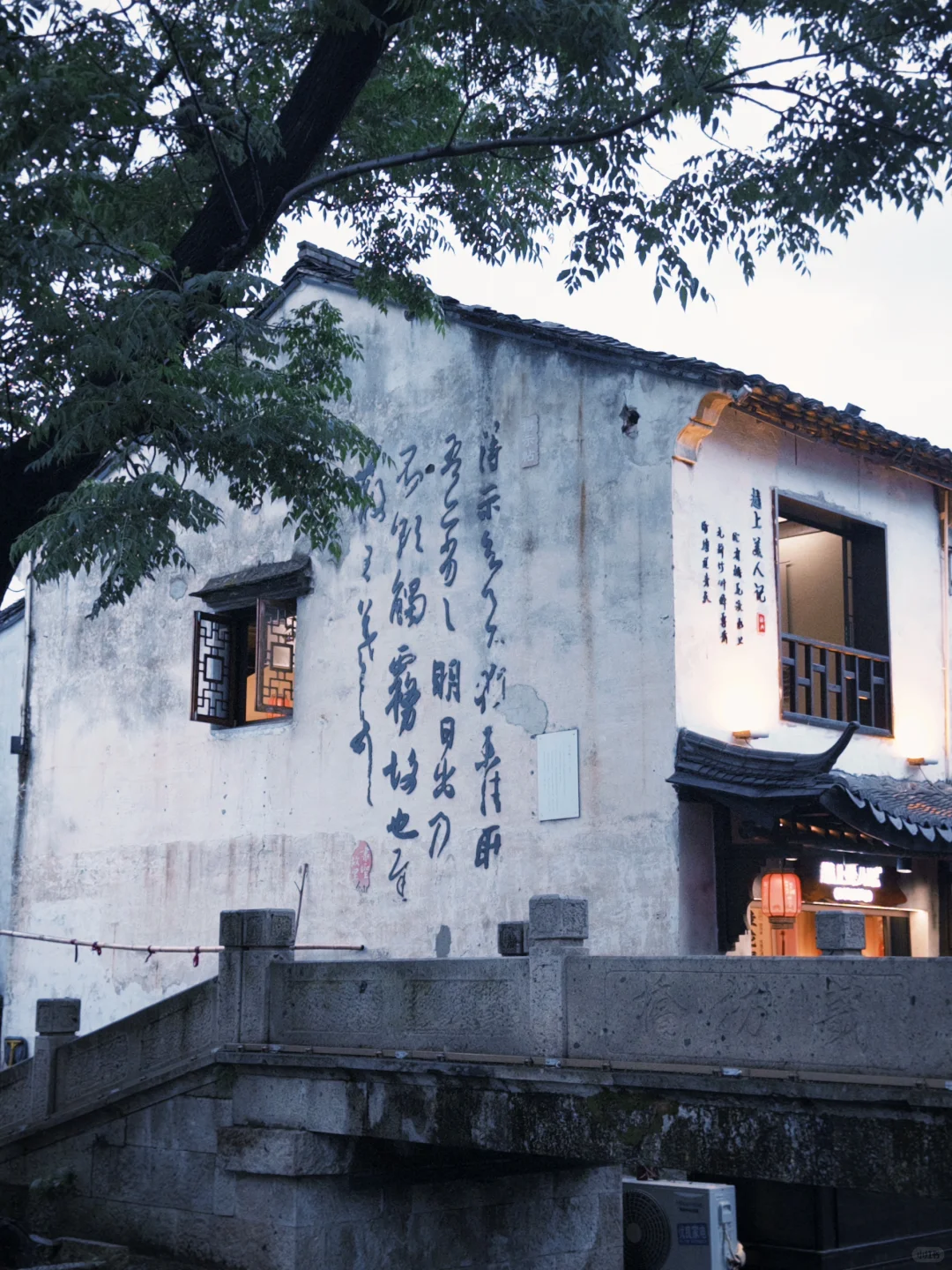 妈妈！原来诗里的烟雨江南长这样…🛶🌧️