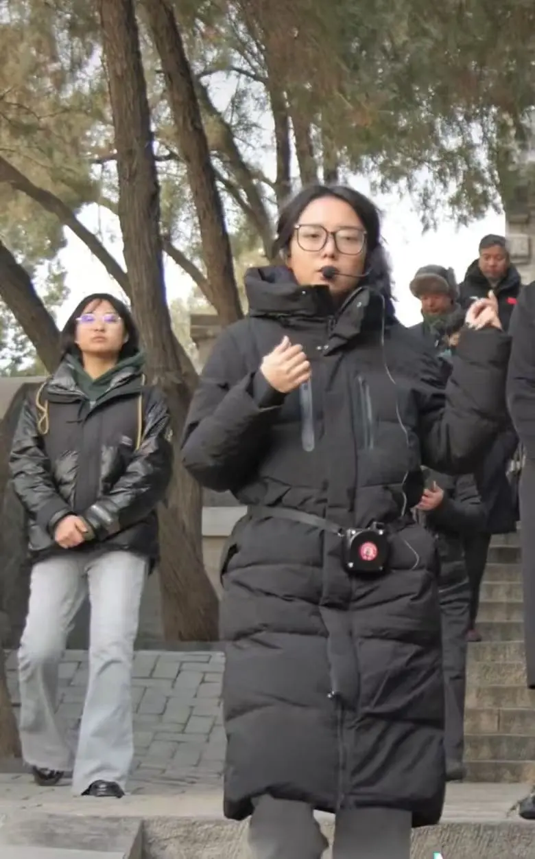 女子顶着鸡窝头给周涛讲解，邯郸文旅点赞