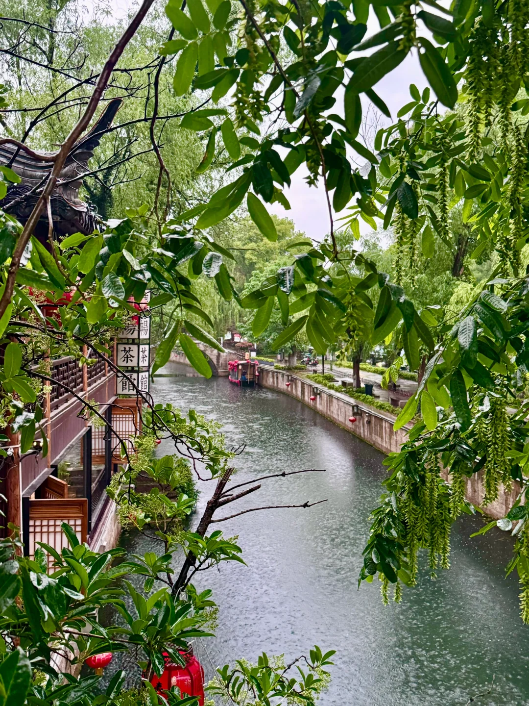 妈妈！原来诗里的烟雨江南长这样…🛶🌧️