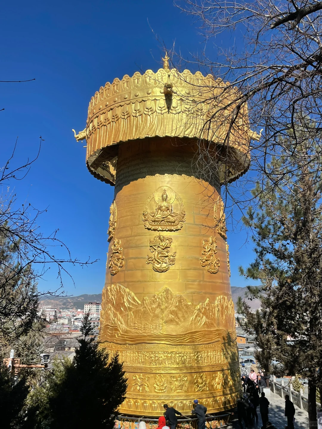 香格里拉漫游录：雪域秘境的呼吸与步履