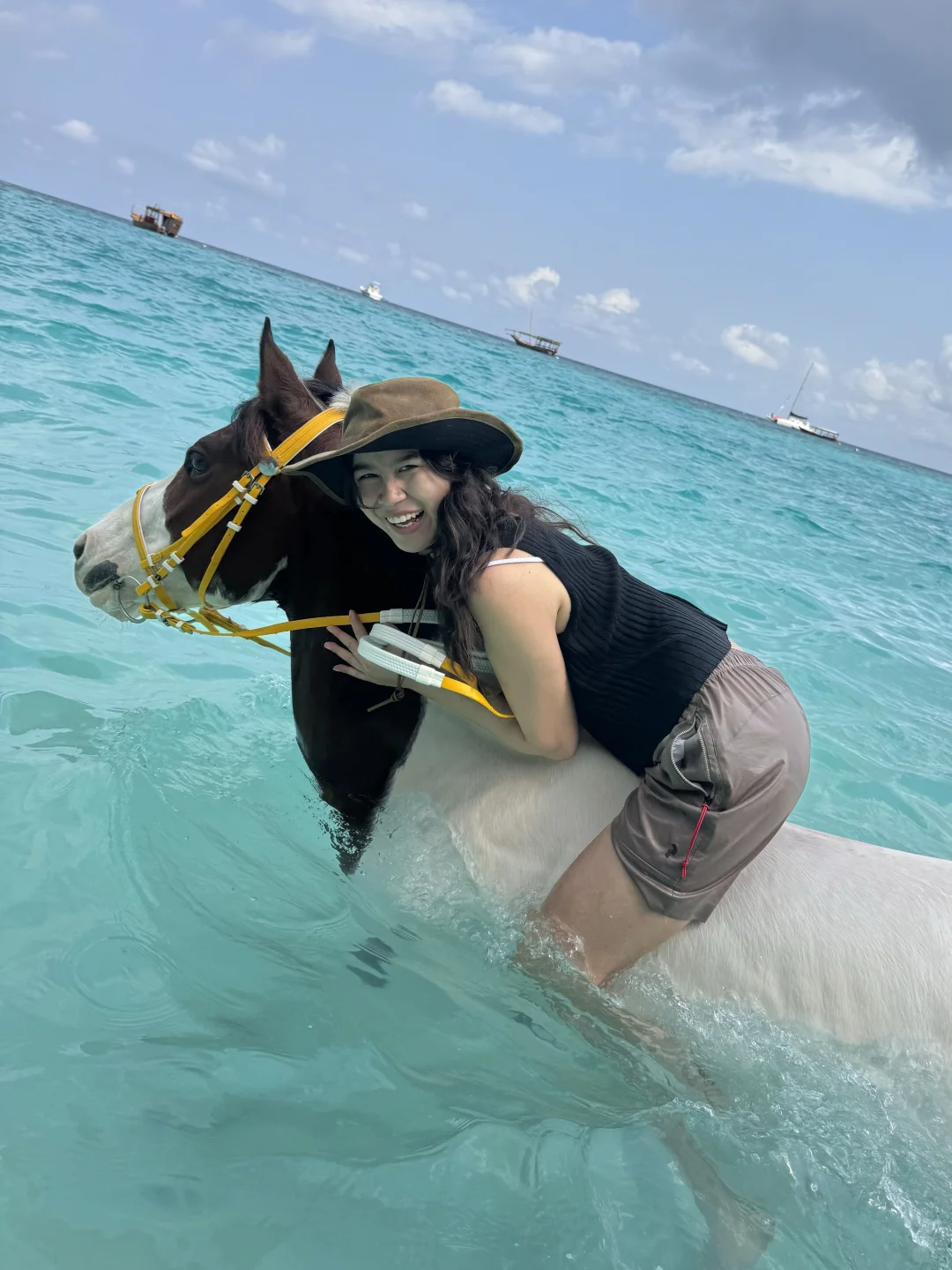 omg！在非洲骑马居然可以游进海里！！