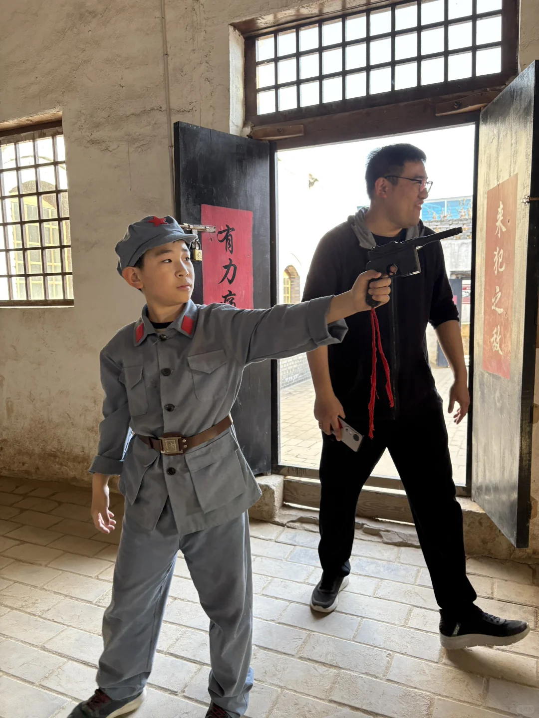 沉浸式体验地道战，孩子化身小小游击队员