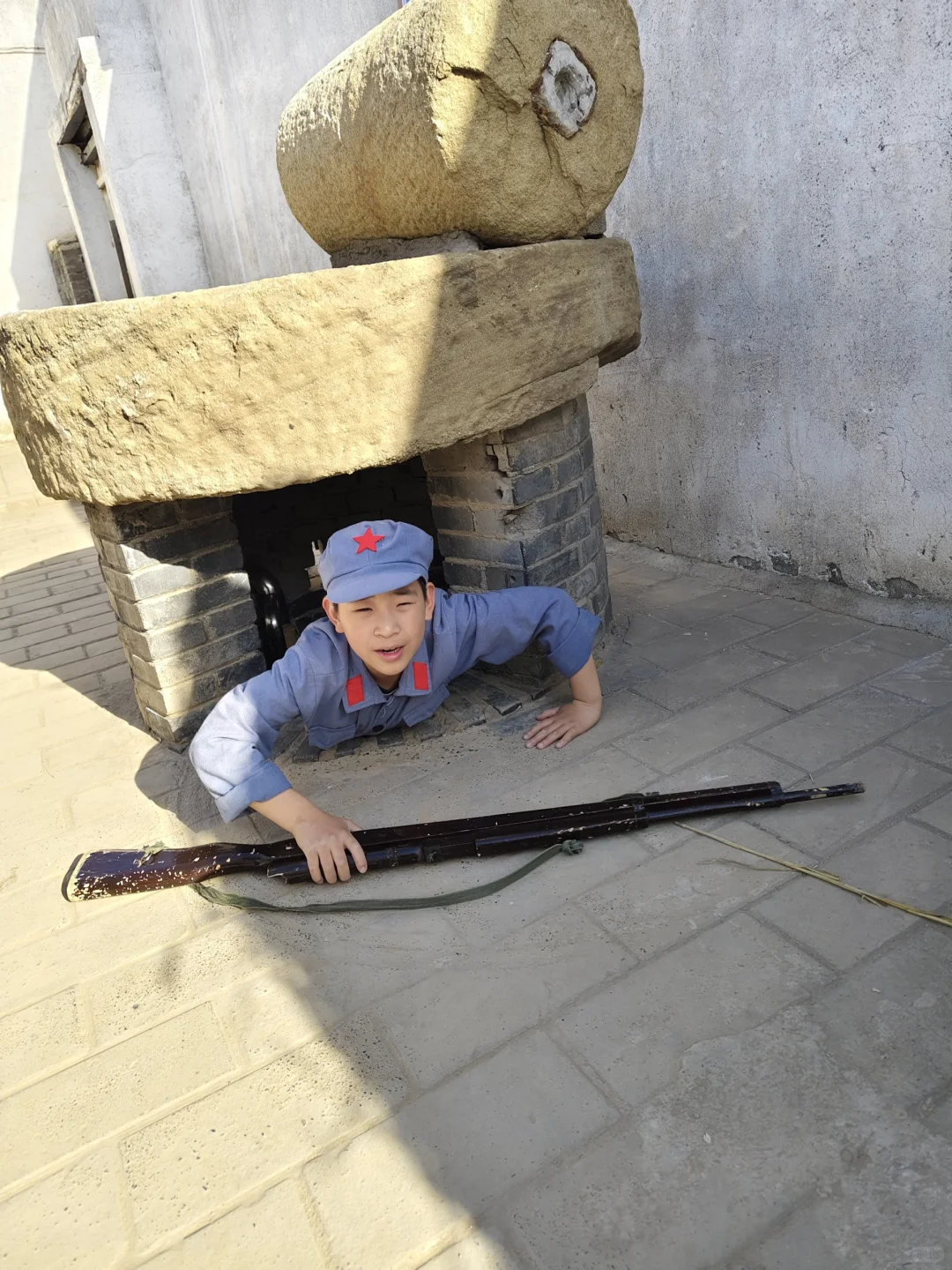 沉浸式体验地道战，孩子化身小小游击队员
