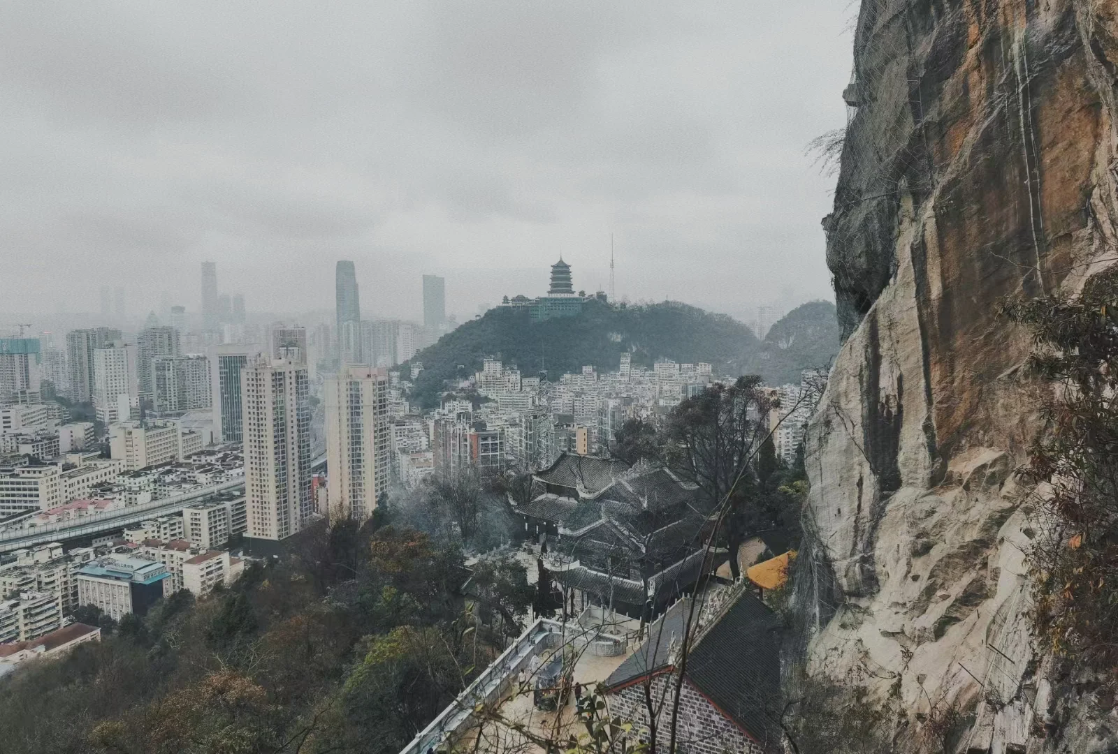 甲秀楼东山寺仙人洞一条线不走回头线路攻略