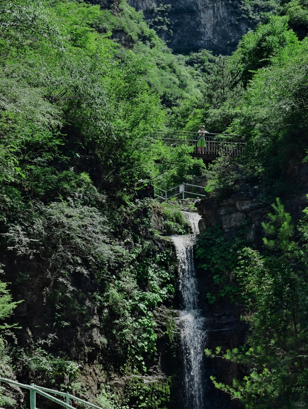 北京钻进25℃峡谷💦瀑布下踩水捞鱼太绝了！
