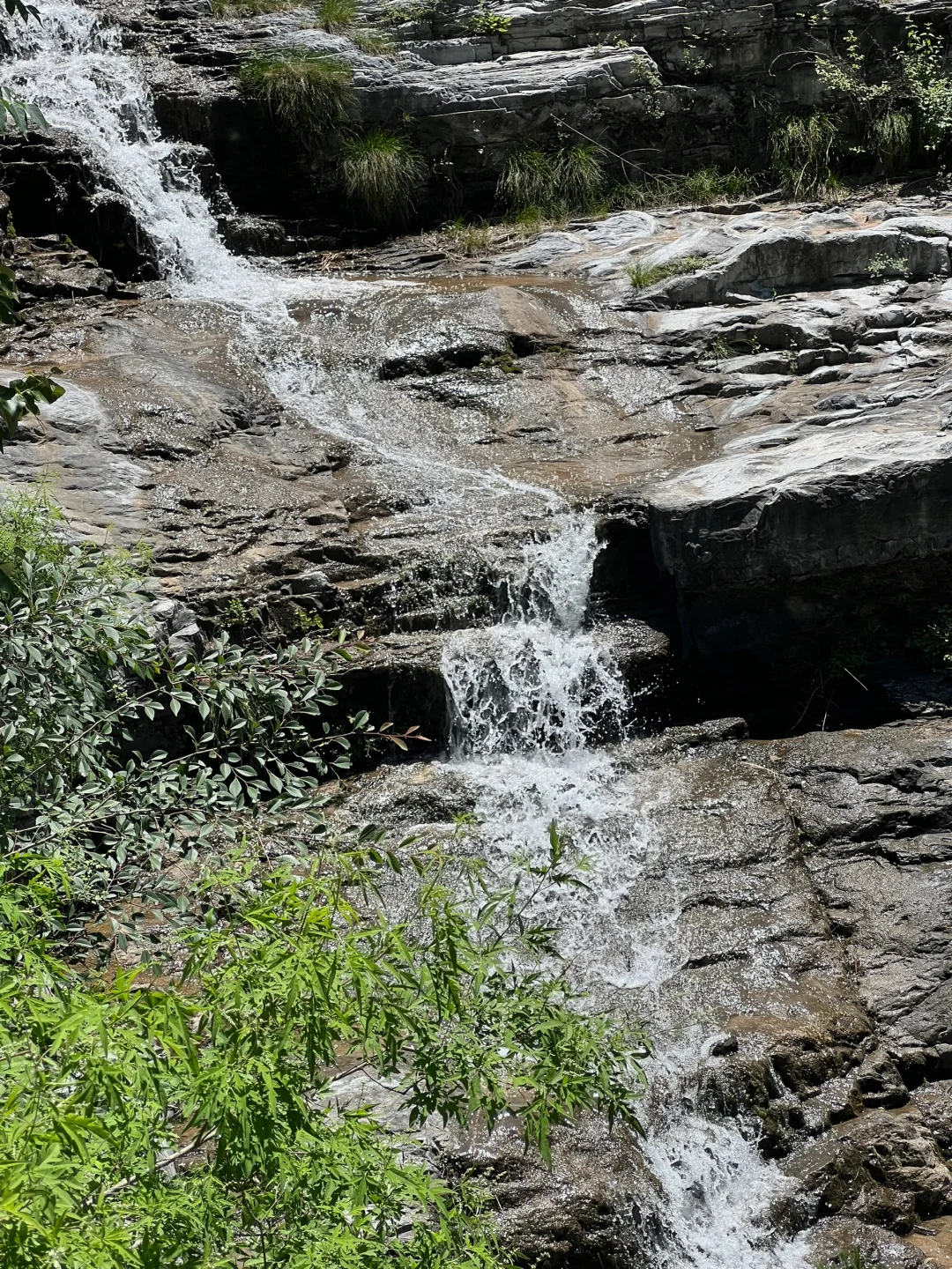 北京钻进25℃峡谷💦瀑布下踩水捞鱼太绝了！