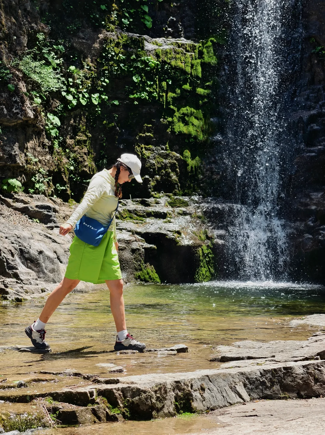 北京钻进25℃峡谷💦瀑布下踩水捞鱼太绝了！