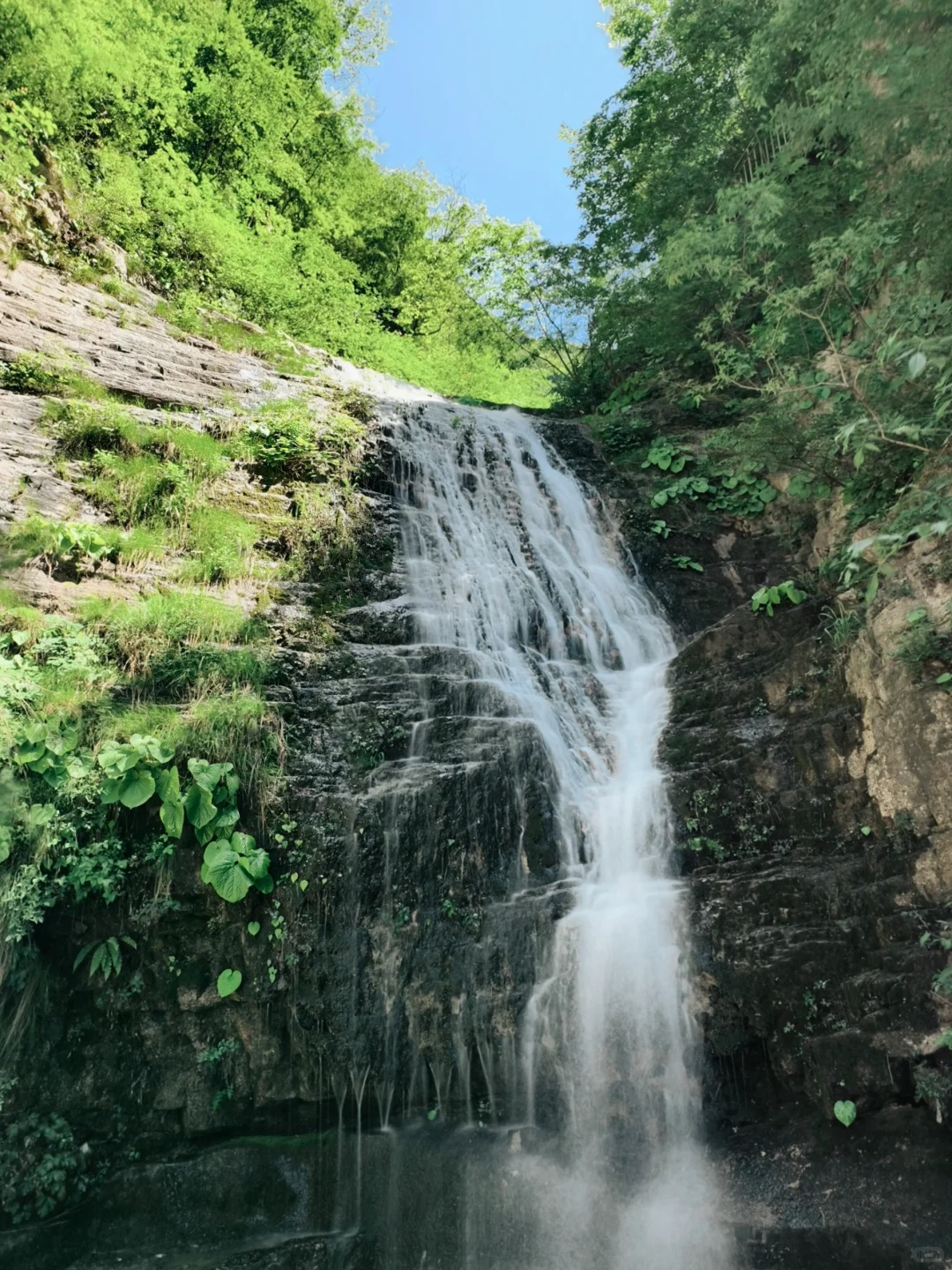 北京钻进25℃峡谷💦瀑布下踩水捞鱼太绝了！