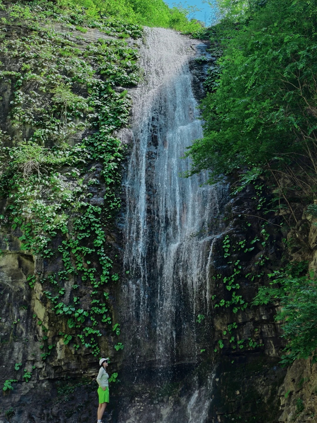 北京钻进25℃峡谷💦瀑布下踩水捞鱼太绝了！