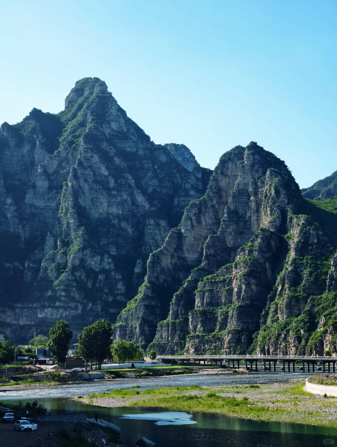 北京钻进25℃峡谷💦瀑布下踩水捞鱼太绝了！