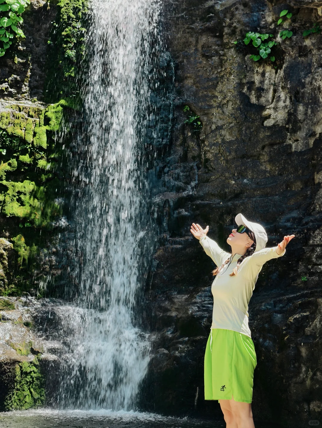 北京钻进25℃峡谷💦瀑布下踩水捞鱼太绝了！