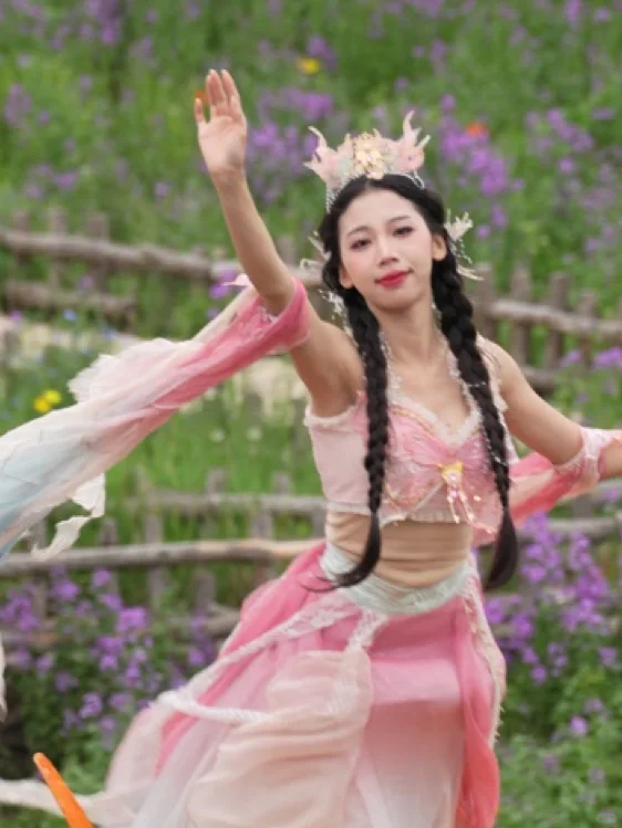 唐艺邂逅七彩森林，解锁夏日清凉密码