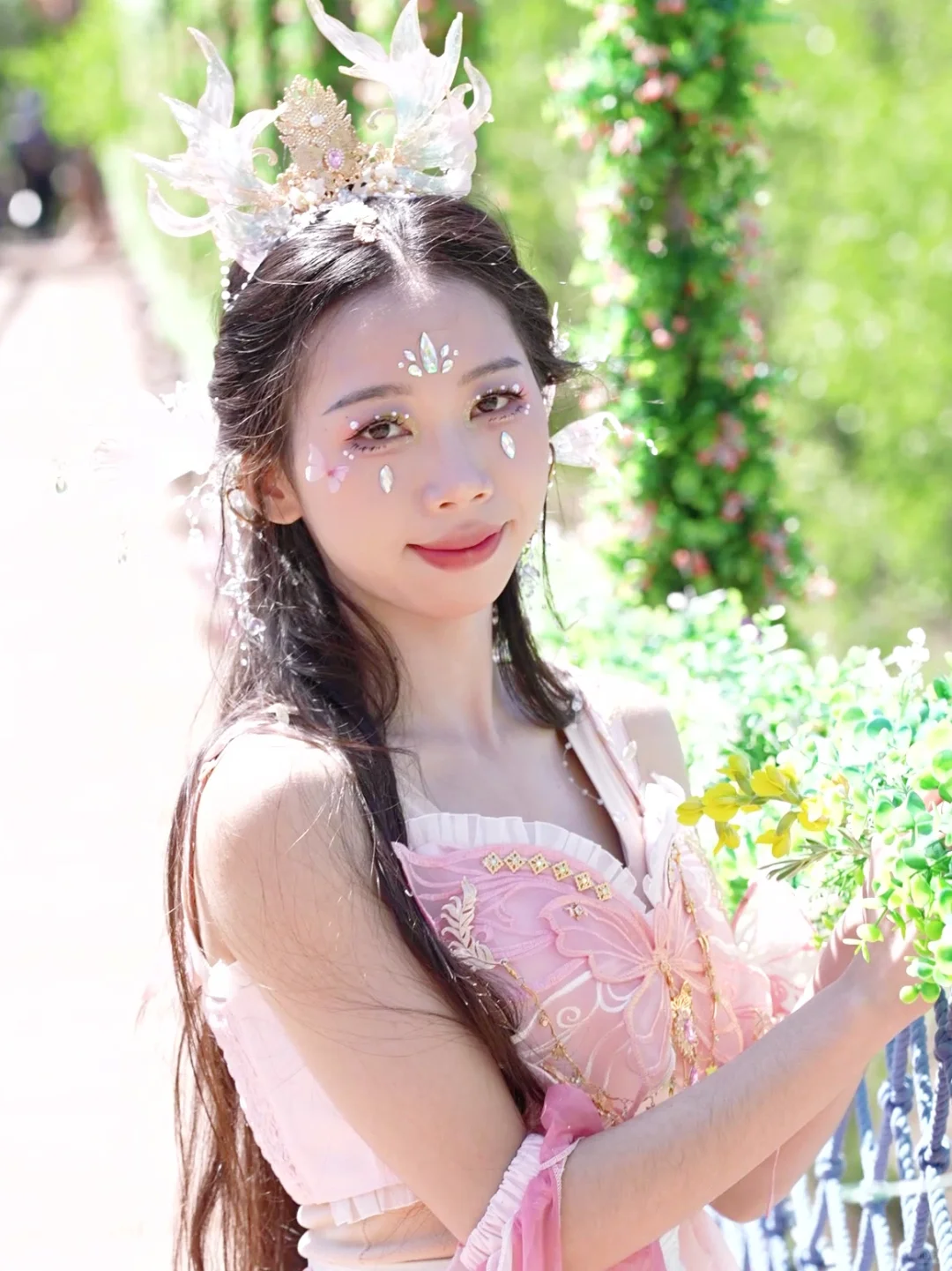 唐艺邂逅七彩森林，解锁夏日清凉密码