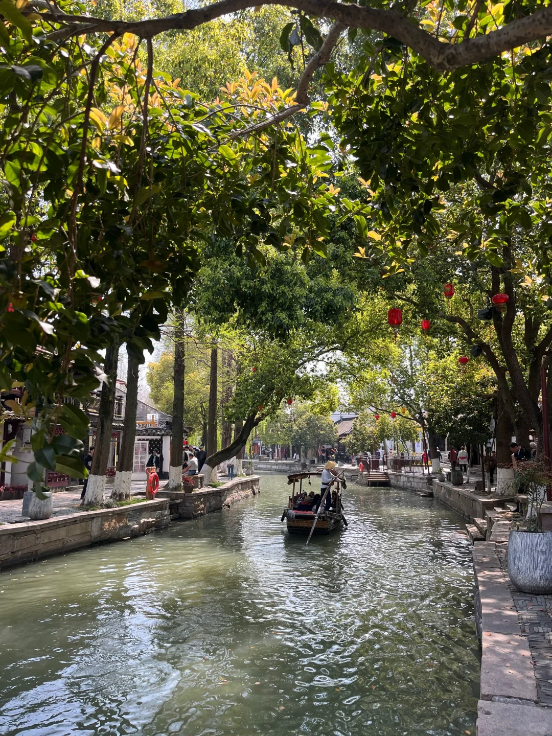 当所有古镇都长一个样，我们到底在逛什么？