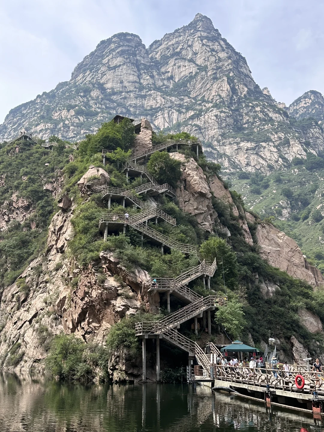 漫山花溪谷